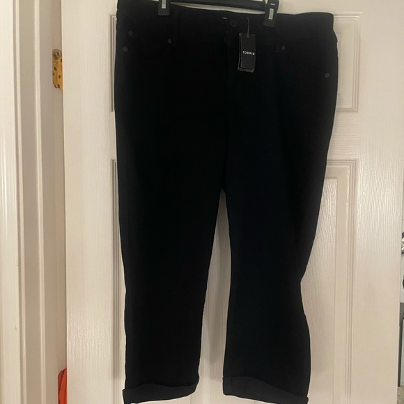 NWT Torrid black jegging rolled cuff crops. - Picture 1 of 12